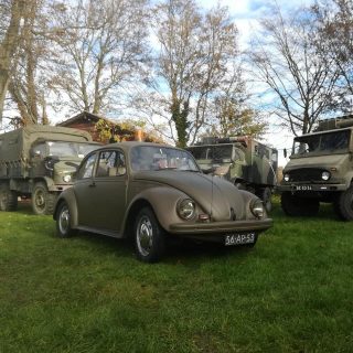 More pictures of the weekend with the Unimog Freunde. @odinbos brought his gorgeous VW Beetle. All the friends Bundeswher army vehicles in my backyard. Big or small got to love the green machines! . . . . #unimog #unimog404 #unimog404s #unimogs404 #bundeswehr #bundeswehrlkw #armytruck #offroadtruck #mercedestrucks #vwbeetle #vwkever #armybeetle #vwkeverclassics #armytrucktom #armytrucks